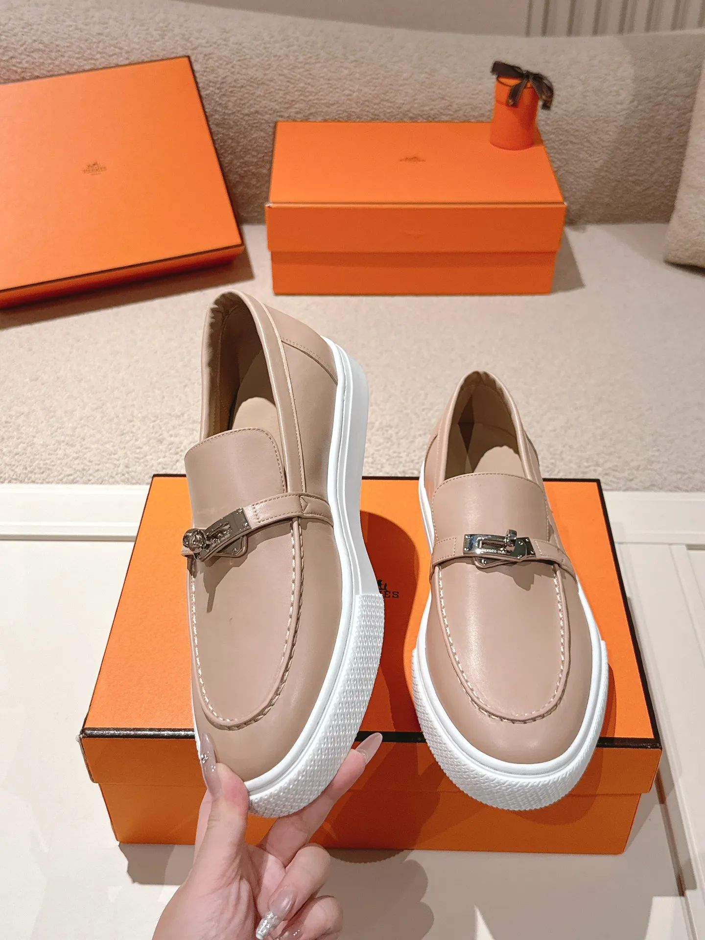 Men's shoes 💰640💰 Hermes# New Kelly buckle thick-soled loafers. Upper: cowhide/suede material. Lining: sheepskin lining. Outsole: exclusive molded outsole. Size: women's size 35-40, men's size 39-45 (female 41/male 46 customized, non-refundable)